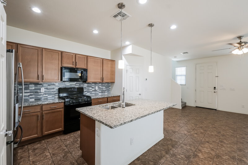 1,920/Mo, 3815 S 58th Ln Phoenix, AZ 85043 Kitchen View 2
