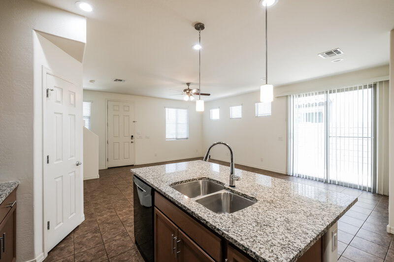 1,920/Mo, 3815 S 58th Ln Phoenix, AZ 85043 Kitchen View 3