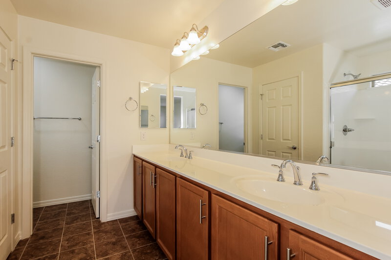 2,000/Mo, 3815 S 58th Ln Phoenix, AZ 85043 Main Bathroom View