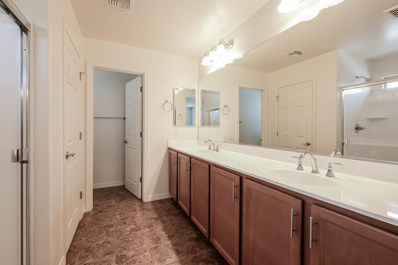 1,920/Mo, 3815 S 58th Ln Phoenix, AZ 85043 Main Bathroom View