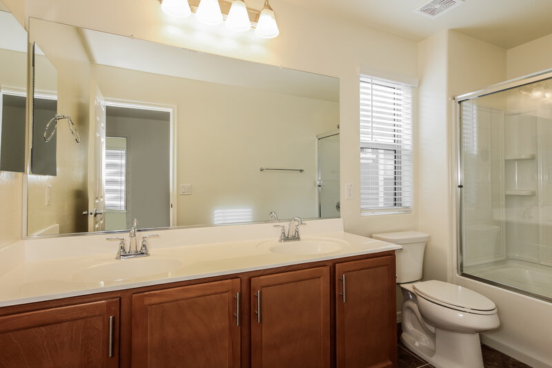 2,000/Mo, 3815 S 58th Ln Phoenix, AZ 85043 Bathroom View
