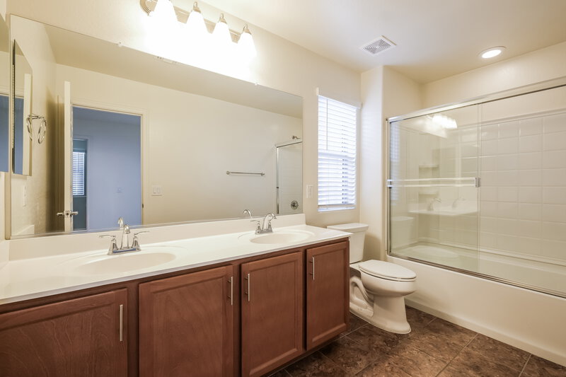 1,920/Mo, 3815 S 58th Ln Phoenix, AZ 85043 Bathroom View