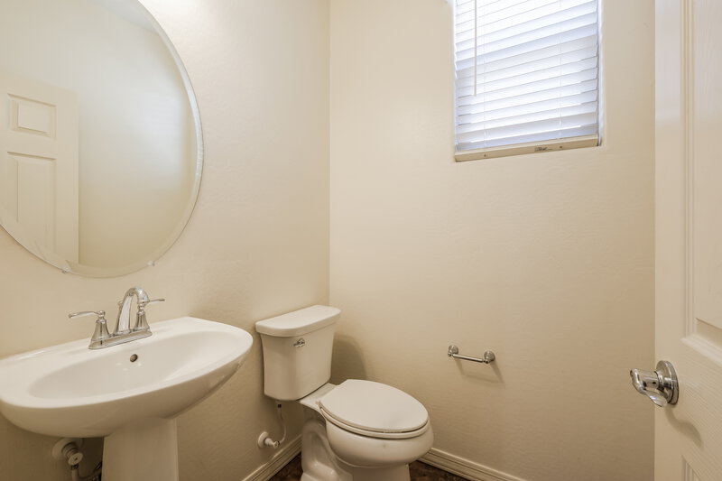 1,920/Mo, 3815 S 58th Ln Phoenix, AZ 85043 Bathroom View 2