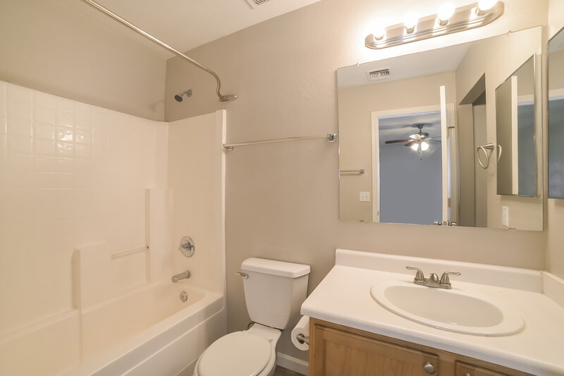 1,735/Mo, 3131 W Park St Phoenix, AZ 85041 Main Bathroom View