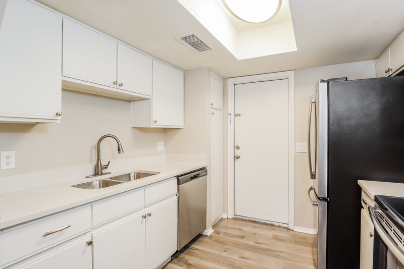 1,930/Mo, 406 E Marco Polo Rd Phoenix, AZ 85024 Kitchen View