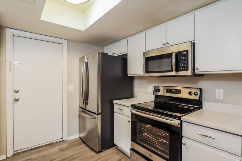 1,930/Mo, 406 E Marco Polo Rd Phoenix, AZ 85024 Kitchen View 2