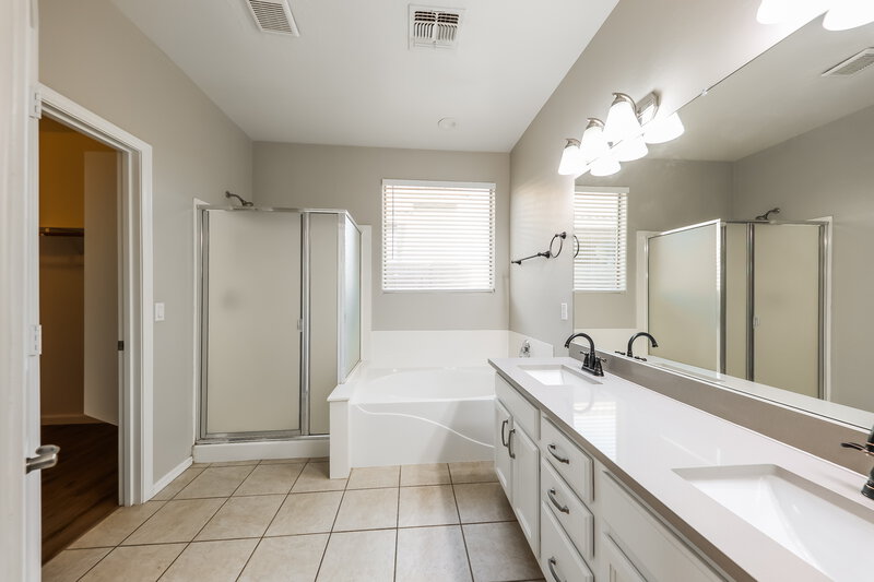 2,220/Mo, 9048 W Bluefield Ave Peoria, AZ 85382 Main Bathroom View