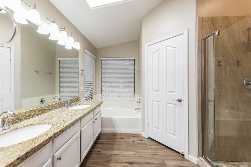 2,350/Mo, 8557 W Voltaire Ave Peoria, AZ 85381 Main Bathroom View