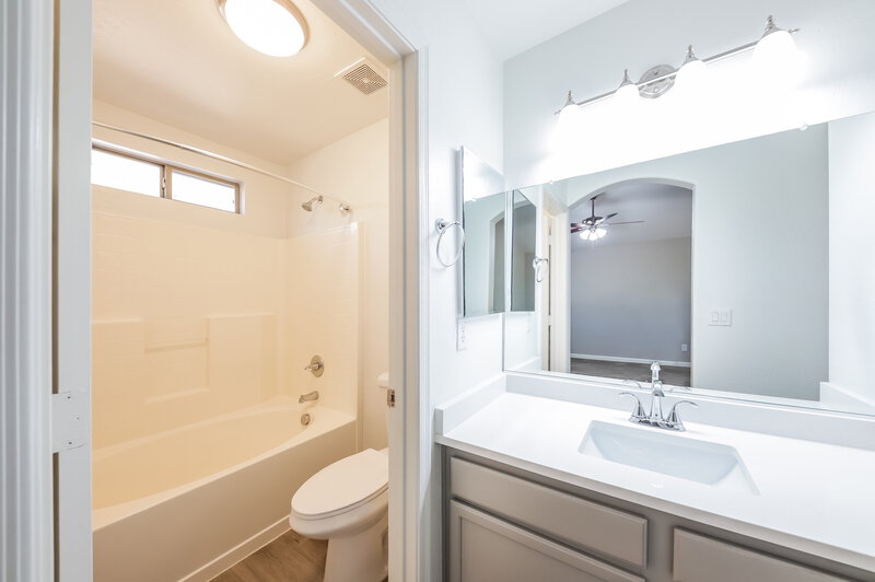 2,040/Mo, 11816 W Softwind Dr Sun City, AZ 85373 Main Bathroom View