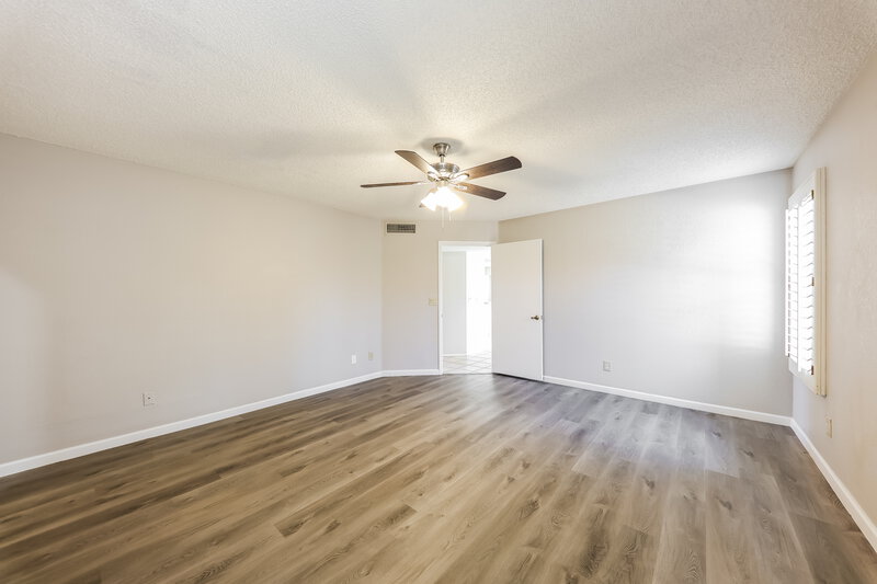 2,460/Mo, 7127 W Morrow Dr Glendale, AZ 85308 Main Bedroom View 2