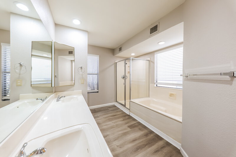 2,460/Mo, 7127 W Morrow Dr Glendale, AZ 85308 Main Bathroom View
