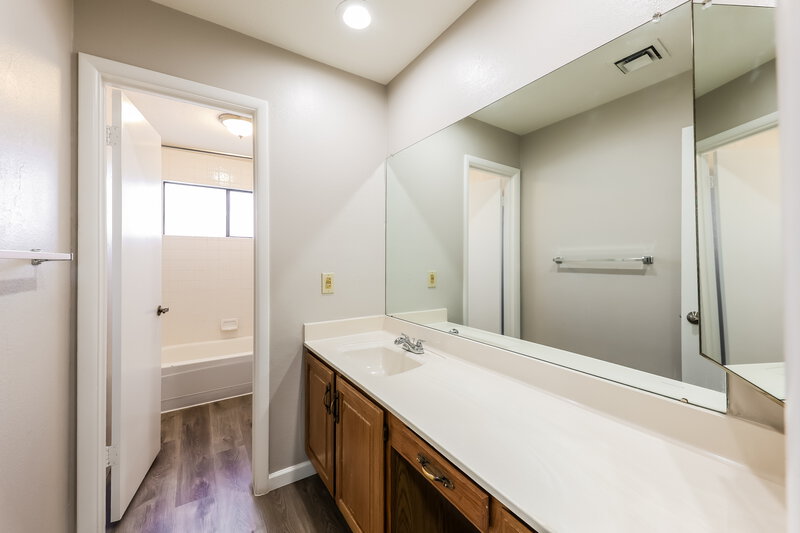 2,460/Mo, 7127 W Morrow Dr Glendale, AZ 85308 Bathroom View