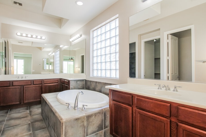 2,735/Mo, 5113 N 194th Dr Litchfield Park, AZ 85340 Main Bathroom View