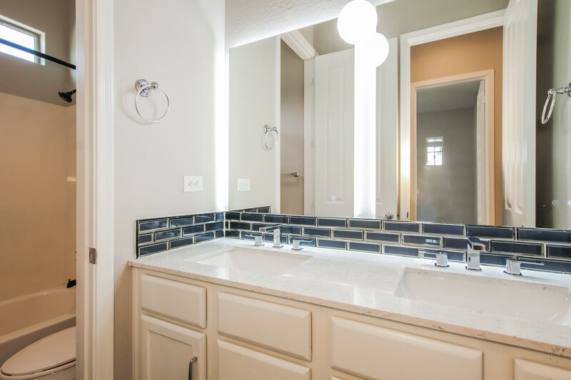 2,735/Mo, 5113 N 194th Dr Litchfield Park, AZ 85340 Main Bathroom View 2