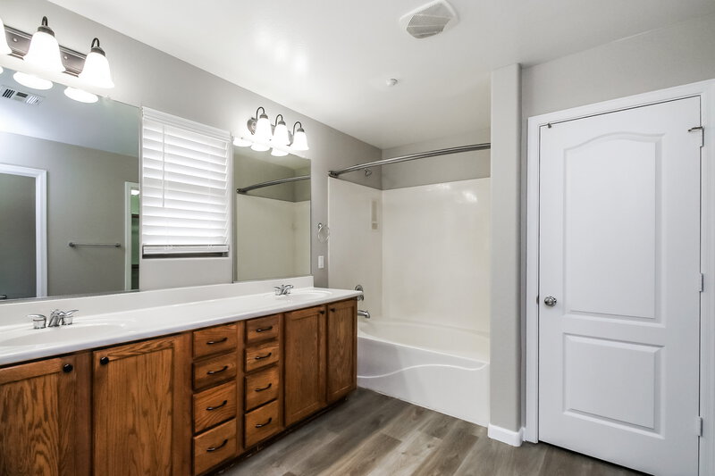 2,690/Mo, 2707 E Bart St Gilbert, AZ 85295 Main Bathroom View