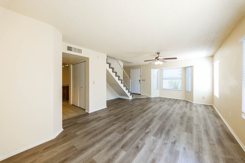 2,030/Mo, 19806 N 48th Dr Glendale, AZ 85308 Living Room View 2