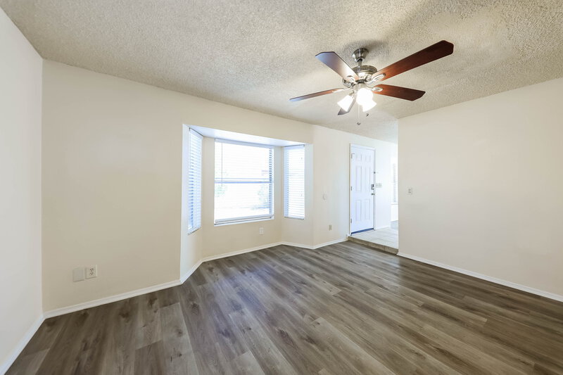 2,030/Mo, 19806 N 48th Dr Glendale, AZ 85308 Dining Room View