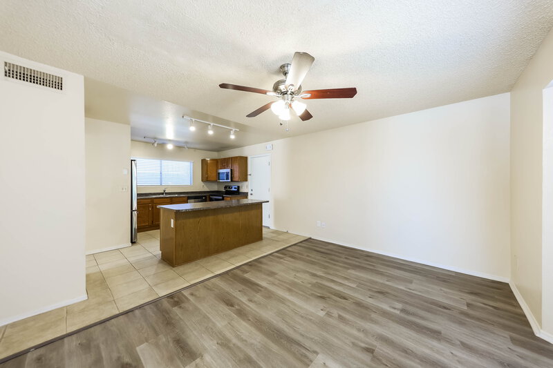 2,030/Mo, 19806 N 48th Dr Glendale, AZ 85308 Dining Room View 2