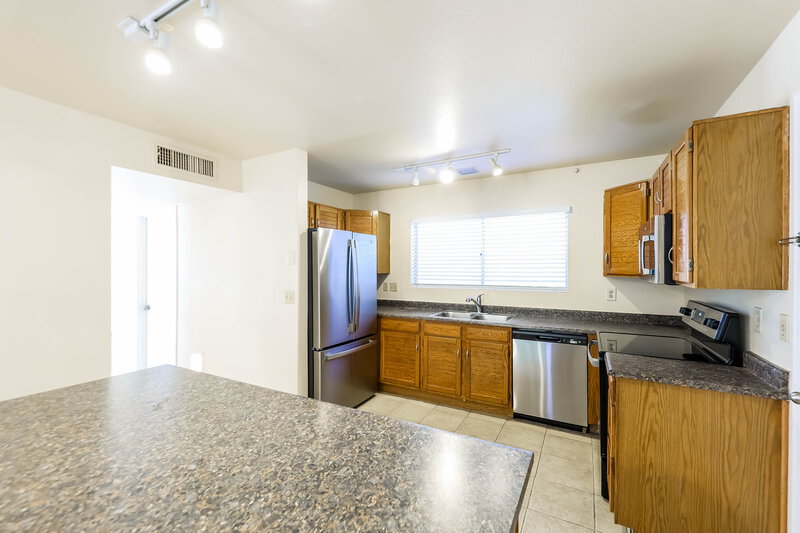 2,030/Mo, 19806 N 48th Dr Glendale, AZ 85308 Kitchen View