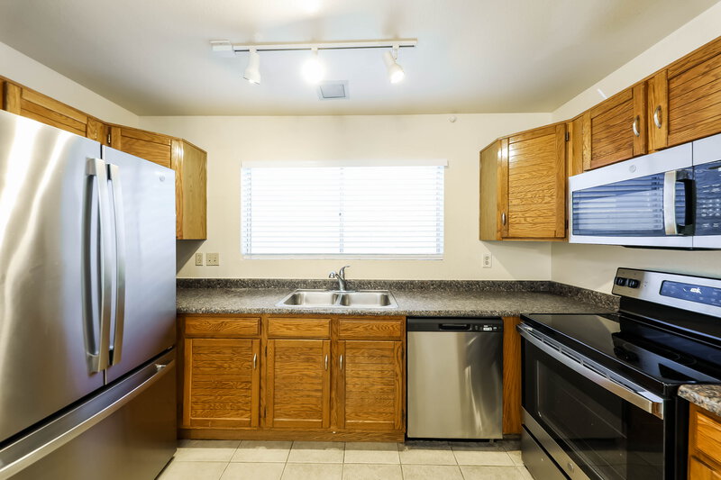 2,030/Mo, 19806 N 48th Dr Glendale, AZ 85308 Kitchen View 2