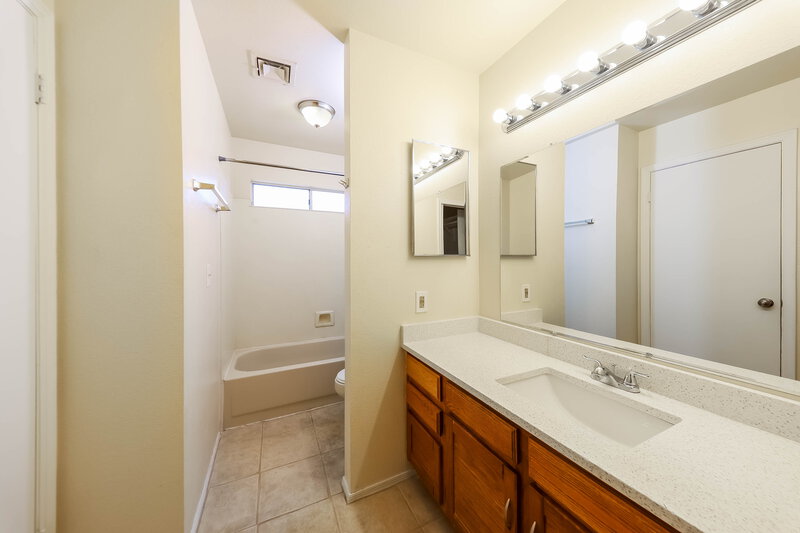 2,030/Mo, 19806 N 48th Dr Glendale, AZ 85308 Main Bathroom View