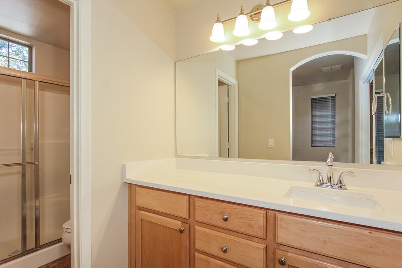 2,435/Mo, 4361 E Selena Drive Phoenix, AZ 85050 Main Bathroom View