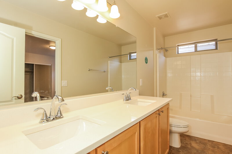 2,435/Mo, 4361 E Selena Drive Phoenix, AZ 85050 Bathroom View