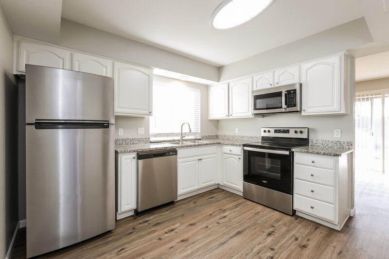 1,930/Mo, 6601 W Desert Cove Ave Glendale, AZ 85304 Kitchen View