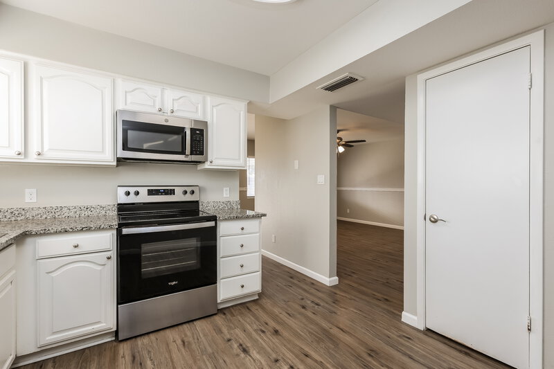 1,930/Mo, 6601 W Desert Cove Ave Glendale, AZ 85304 Kitchen View 2