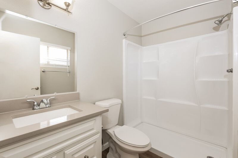 1,930/Mo, 6601 W Desert Cove Ave Glendale, AZ 85304 Main Bathroom View