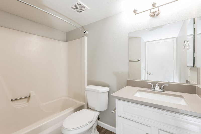 1,930/Mo, 6601 W Desert Cove Ave Glendale, AZ 85304 Bathroom View