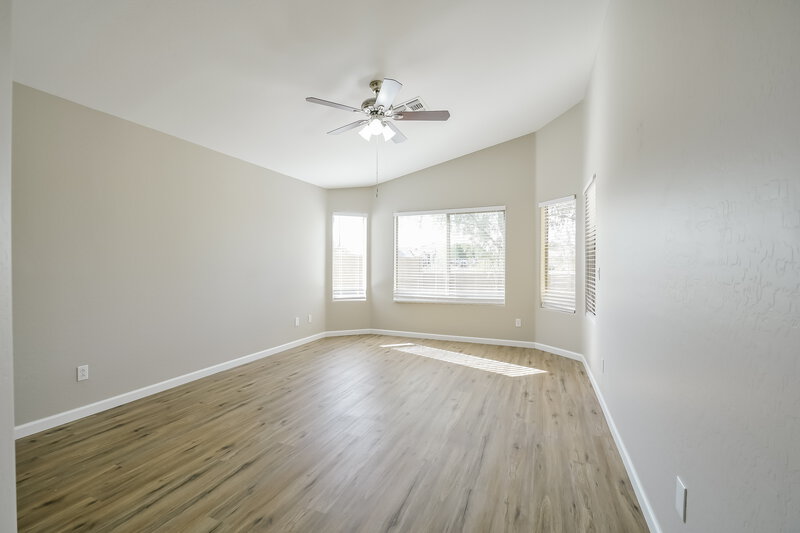 2,335/Mo, 24616 N 65th Ave Glendale, AZ 85310 Living Room View 4