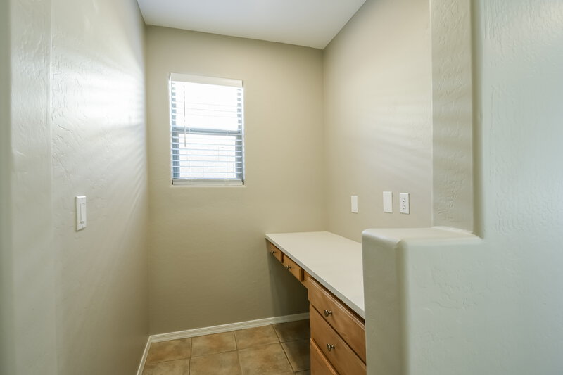 2,335/Mo, 24616 N 65th Ave Glendale, AZ 85310 Office View
