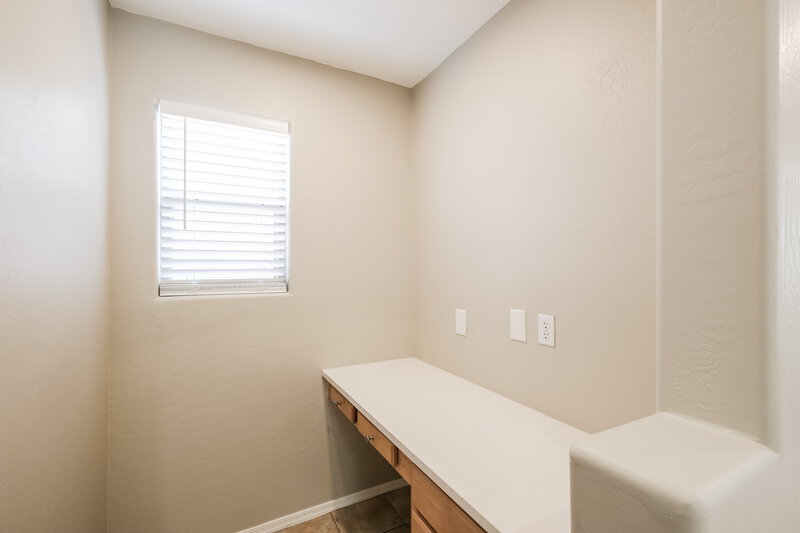 2,285/Mo, 24616 N 65th Ave Glendale, AZ 85310 Office View