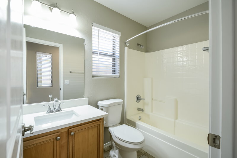 2,335/Mo, 24616 N 65th Ave Glendale, AZ 85310 Bathroom View