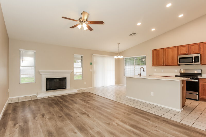 2,610/Mo, 7218 W Tina Ln Glendale, AZ 85310 Family Room View 2