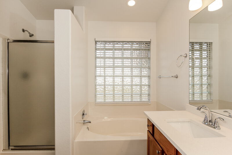 2,610/Mo, 7218 W Tina Ln Glendale, AZ 85310 Main Bathroom View