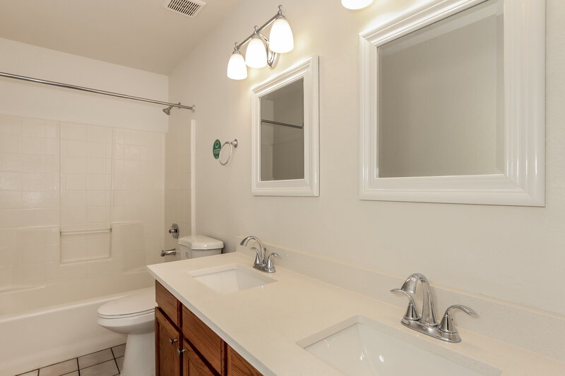 2,610/Mo, 7218 W Tina Ln Glendale, AZ 85310 Main Bathroom View 2