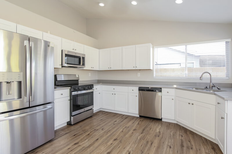 2,205/Mo, 208 W Oraibi Dr Phoenix, AZ 85027 Kitchen View