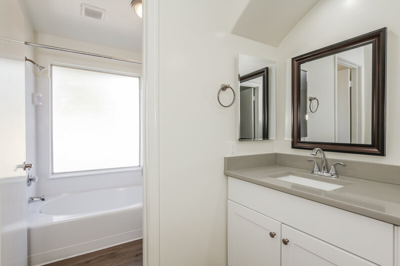 2,205/Mo, 208 W Oraibi Dr Phoenix, AZ 85027 Main Bathroom View
