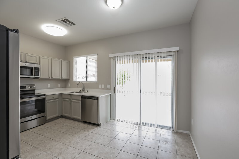 2,730/Mo, 7227 S 41st Ln Phoenix, AZ 85041 Kitchen View