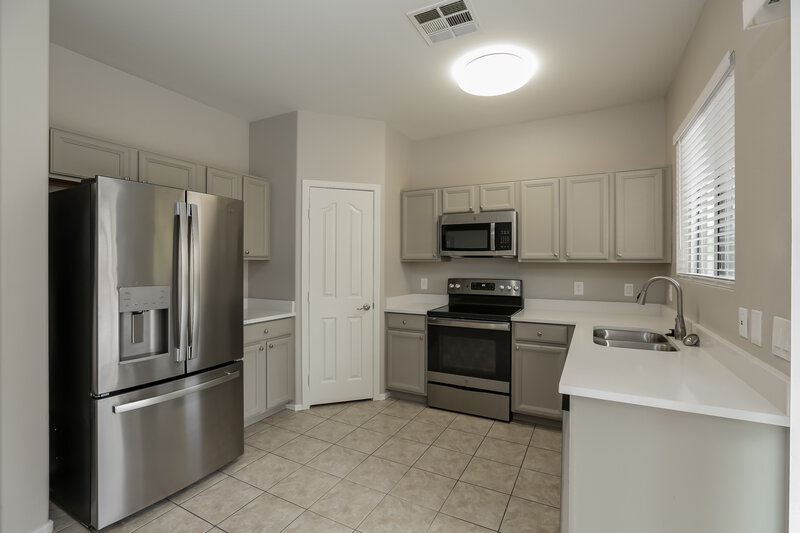 2,730/Mo, 7227 S 41st Ln Phoenix, AZ 85041 Kitchen View 2
