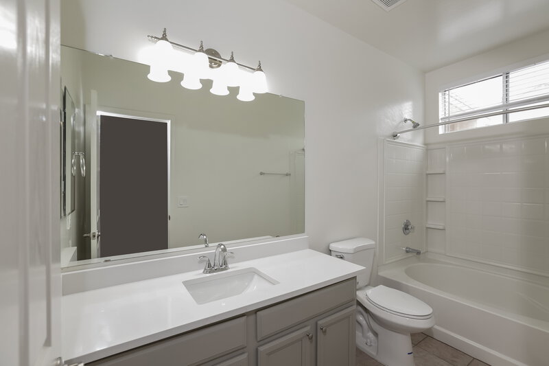 2,730/Mo, 7227 S 41st Ln Phoenix, AZ 85041 Main Bathroom View