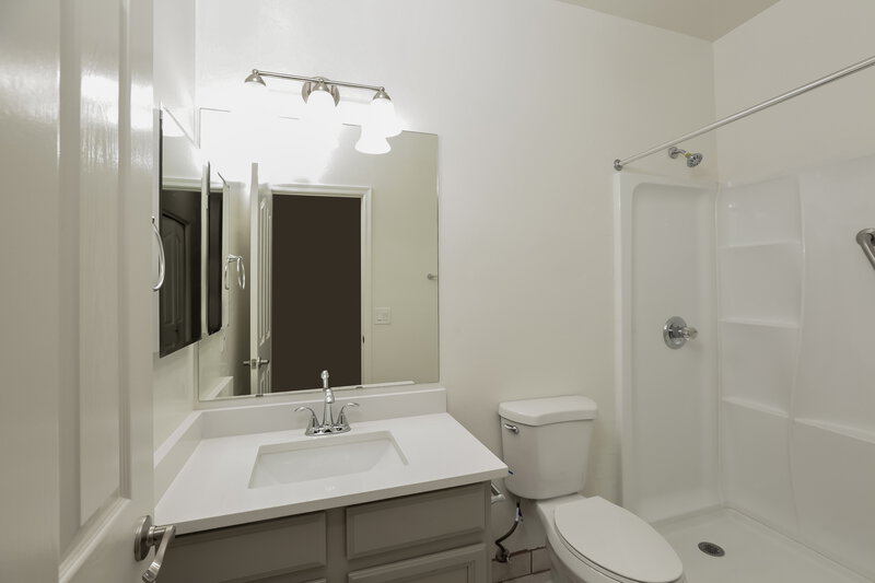 2,730/Mo, 7227 S 41st Ln Phoenix, AZ 85041 Bathroom View
