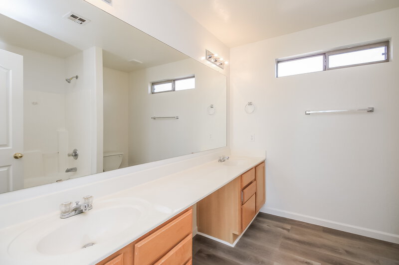 2,040/Mo, 2024 E Appaloosa Rd Gilbert, AZ 85296 Main Bathroom View