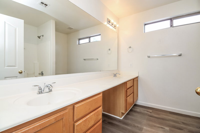 2,390/Mo, 2024 E Appaloosa Rd Gilbert, AZ 85296 Main Bathroom View