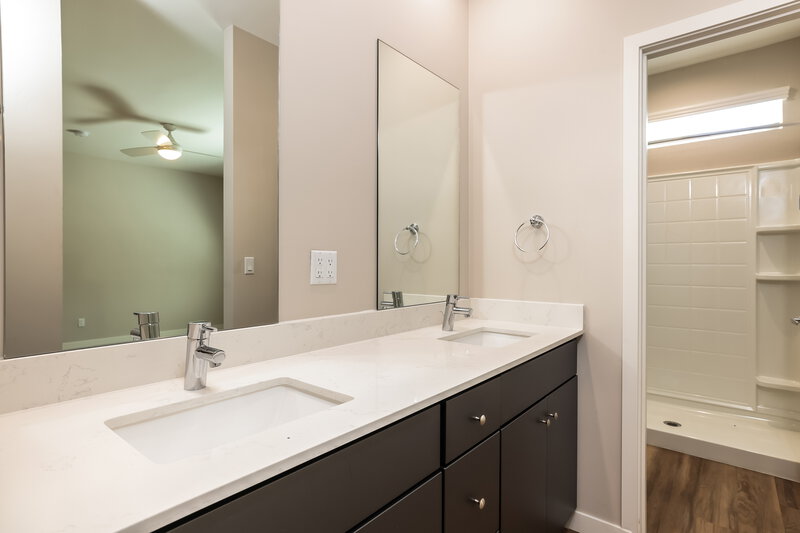 0/Mo, 14251 N. 7th Street 2 Phoenix, AZ 85022 Main Bathroom View