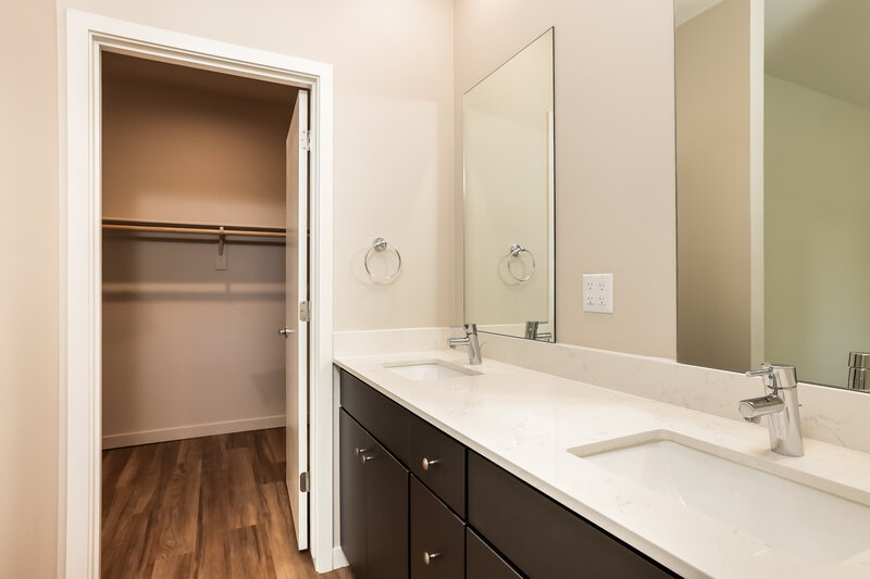 0/Mo, 14251 N. 7th Street 2 Phoenix, AZ 85022 Main Bathroom View 2