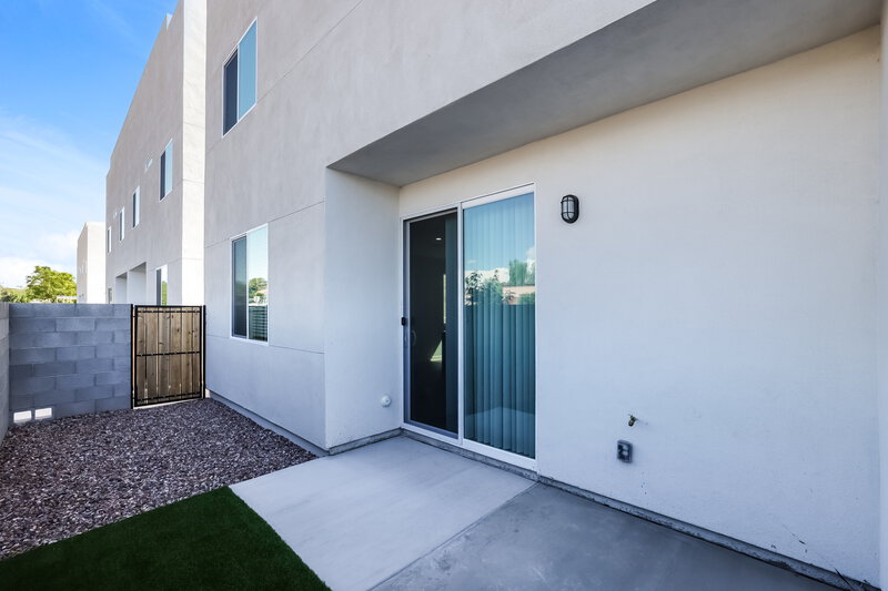 0/Mo, 14251 N. 7th Street 2 Phoenix, AZ 85022 Rear View
