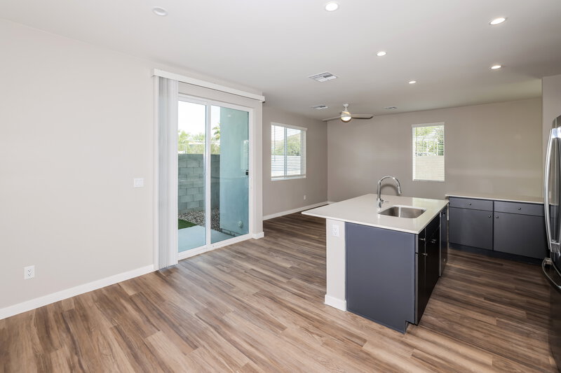 0/Mo, 14251 N. 7th Street 6 Phoenix, AZ 85022 Living Room View